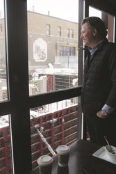 Légende de la photo : Visant un dévoilement public en février 2022, le propriétaire de l’hôtel British et du Café British, Mike Clemann, est extrêmement enthousiaste à propos de son nouveau projet, le British Square, et de ses retombées potentielles pour le quartier. Photo : J-D Potié
