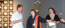 De gauche à droite : Paul Carrière ( créateur de la bande sonore), Pierrette Lambert ( artiste de Poème Oriental ) et Dominique Laurent ( responsable des arts visuels et métiers d’arts à la Ville de Gatineau ) Photo: Olivier Pilon