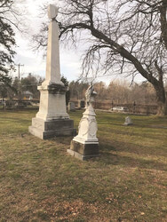 Légende de la photo : Dans l'espoir de lui accorder la reconnaissance historique qu'il mérite, le conseiller de Deschênes, Mike Duggan, a présenté une motion visant à désigner le cimetière Bellevue comme site patrimonial lors de la réunion du conseil municipal du 8 décembre. Photo : Gracieuseté de Maïté Lamy