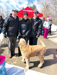 Les conseilleurs d’Aylmer,
Mike Duggan, Audrey
Bureau et Gilles Chagnon,
au BBQ d’hiver du Club
canin d’Aylmer. Photo :
courtoisie.