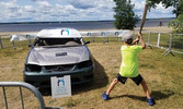 La voiture de la Fondation québécoise du cancer avant et après la fin de semaine...  tout un défoulement ! �Photo: AutoShow Gatineau