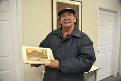 Gary Martineau travaille à l’édition 2019 du calendrier du patrimoine d’Aylmer. 
 Photo: Lily Ryan