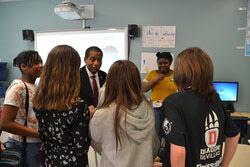 Greg Fergus qui discute avec les étudiants. Photo: NS