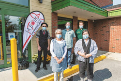 Michel Gosselin
SOL Natural Food, la destination d'Aylmer pour les aliments naturels depuis 1981, a tenu sa journée d'appréciation des clients le 26 septembre. En activité depuis 39 ans, SOL deviendra La boite à grain d'Aylmer. 
En raison des restrictions imposées par le Code orange à Gatineau, les festivités traditionnelles de cet événement annuel ont été réduites à la plus simple des journées d'appréciation des clients à ce jour.
