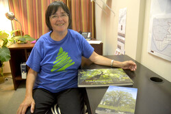 Suzanne Hardy, une experte de chez Enracinart,
qui a répertoriée plus de 1 700 arbres matures
dans le quartier Wychwood. Photo: Lily Ryan