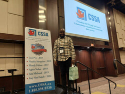 Légende photo : Guy Noël Ameh à la cérémonie de la CSSA, à Toronto, après avoir été nommé gestionnaire de l’année 2022.   
Crédit photo : Gracieuseté de Marc Gaudet, propriétaire d’Entreposage Aylmer 