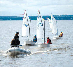 Des jeunes du Club de voile Grande-Rivière qui s’adonnent au sport nautique 