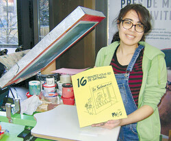 Comment réussir une sérigraphie selon Kathy Gomez-Mora, étudiante en BD et Design graphique à l’UQO lors du Rendez-Vous de la BD de Gatineau.Photo: Sam C. Lab