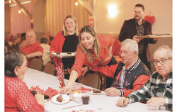 Gatineau Mayor Maude Marquis-Bissonnette, Deschênes ward Councillor Caroline Murray and Aylmer ward Councillor Steven Boivin serving the Aydelu Center Valentine’s Dinner, February 15. Photo: Josh Radmore, StudioAylmer