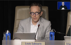 Louis Sabourin, conseiller municipal de Limbour et membre d’Action Gatineau, lors de la séance du conseil municipal du 21 janvier 2025. Photo : Capture d’écran