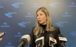 Maude Marquis-Bissonnette, Mayor of Gatineau, answers journalists’ questions during a press scrum regarding the adoption of the 2025 budget (December 10, 2024). Photo: Screenshot