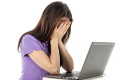 Woman covering her eyes in front of her computer (March 28, 2025). Photo: Pixabay.com
