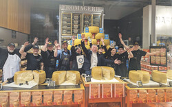 Eric Charron, propriétaire Provigo Le Marché Charron Aylmer accompagné de la députée de Hull à l’Assemblée Nationale, Suzanne Tremblay avec les employés du Provigo Le Marché Charron Aylmer, lors du record mondial Guinness de meules Parmigiano Reggiano (14 juin 2025). Photo : Mélissa Gélinas