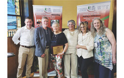 A delegation from the Townships Sun accepts the Richard Evans Award at QAHN’s annual ceremony at the Maison Louis Forget in Montreal. Pictured (L–R): QAHN president Grant Myers; Gerry Cutting, Melanie Cutting, and Marie Moliner of the Townships Sun; QAHN directors Sandi Beebe and Michèle Thibeau. (TF) Photo: M. Farfan