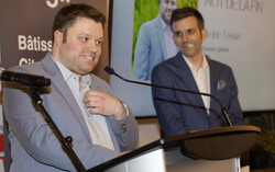 Cédric Tessier, Executive Director of Centraide Outaouais with Daniel Coutu, magician, host and singer (May 1, 2025). Photo: Courtesy of Centraide Outaouais