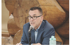 Mayoral candidate Mario Aubé Maude Marquis-Bissonnette at the all-candidates’ debate on issues related to seniors. Hosted by several Gatineau organizations dedicated to servicing seniors and moderated by André Thivierge (October 15). Photo: Christian Rochefort