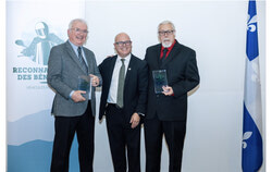 (left to right): Daniel Somers (snowmobile winner), Jonatan Julien, Minister of Transport and Sustainable Mobility, and Pat Gravelle, Vice-President of the Quebec Federation of Quad Clubs, on behalf of Guy Chénier (ATV winner) Photo: Courtesy