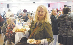 Denise Taylor était tout sourire à l’idée de se régaler. Photo: Jude Osmond