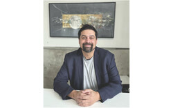 Étienne Gélinas, artiste et cofondateur de la nouvelle galerie d’art La Chèvre Rose, y expose ses propres œuvres, dont la peinture intitulée COMP.363. Crédit photo : Tashi Farmilo