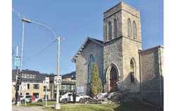 Les marches situées à l’avant de l’Église unie d’Aylmer ont subi d’importants dommages après qu’un automobiliste a percuté la façade du bâtiment, le 27 avril. Photo : ZMR