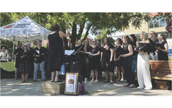 Shout Sister Choir performing at the Marché Vieux Aylmer (May 21, 2026). Photo : Courtesy