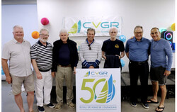 Les commodores passés et présents du CVGR, avec le nouveau logo du club, dévoilé pour l’occasion. De gauche à droite, le commodore sortant, Sylvain Campeau, le nouveau commodore, Bob Rioux, M. Jacques Coutu, M. Normand Latour, M. Jacques Thibault, premier commodore du club, M. Jean-Claude Demers et M. Stéphane Poirier-Defoy. Photo : Christian Rochefort