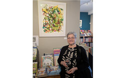 L’artiste Francine Chamberland pose aux côtés de sa toile, intitulée Brise d’automne. Crédit photo 1: Drazen Seslija