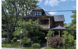Photo of the house taken from the outside. Photo 2: ARVA
