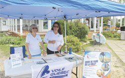 Francine Pagé et Christine Langlois, représentantes du Club de voile Borealis, lors du Festival nautique organisé par Nautisme Québec le 4 juillet 2026. Photo : Jude Osmond