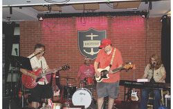 Légende photo : Blueberry Point, un groupe de musique pop originaire d’Aylmer, s’est produit à l’hôtel British le 1er juillet, à l’occasion de la fête du Canada. Crédit photo : Jude Osmond