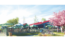 Les habitants qui regrettent l’ancienne version du restaurant de la marina d’Aylmer (sur la photo), peuvent désormais espérer un renouveau, puisqu’un consortium d’organismes communautaires a été chargé de redonner vie à l’espace de restauration du Pavillon Robert-Middlemiss. (De gauche à droite). Photo : Lily Ryan