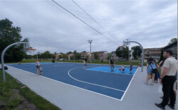 Le terrain de basketball récemment inauguré au parc La Vérendrye a fait l’objet d’améliorations majeures grâce à un don de près de 70 000 $ de la famille Brunette-Desrochers. Crédit : Drazen Seslija