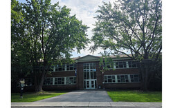 Québec investit plus de 2,6 M$ pour réaménager 28 cours d’école en Outaouais, dont celle de l’école primaire Lord-Aylmer, où il est prévu d’installer des modules de jeu et d’aménager des aires ombragées. Crédit photo : Tashi Farmilo