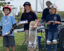 Légende de la photo : Plus de 60 jeunes skateurs de la région et plusieurs de leurs supporters se sont réunis au Parc Central du Plateau le 6 septembre dernier, alors que Gatineau Skateboard tenait sa troisième compétition de l'année. Photo : Gatineau Skateboard
Dans la catégorie U10, Tommy Roy a terminé en tête, suivi de West Walker en deuxième place et de Tommy Stardom en troisième. Photo : Skateboard de Gatineau
