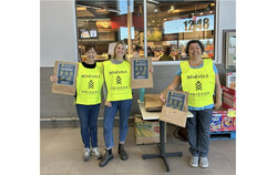 Bénévoles de Moisson Outaouais durant la collecte de dons au IGA. Photo : Page Facebook Moisson Outaouais