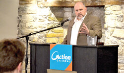 François Sylvestre lors du lancement de sa campagne électorale pour le district 1, district du Vieux-Aylmer. Il est le candidat d’Action Gatineau pour ce district.                 Photo : Lily Ryan