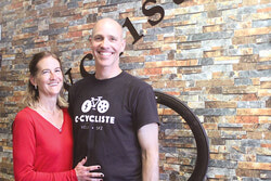 Officiellement ouvert le 6 mars, E-Cycliste, rue Principale, a servi la communauté cycliste locale tout en respectant les règles d’hygiène et de distanciation sociale pendant la pandémie de COVID-19. Photo: J-D Potié