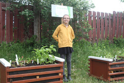 Avec l’aide du conseiller de Deschênes Mike Duggan et de plusieurs autres personnes, une jeune fille de 11 ans d’Aylmer a aménagé un jardin de pollinisateurs dans le Parc écologique du chemin Fraser le week-end dernier. Sur la photo, le cerveau du projet, Rose Fortin, se tient fièrement devant le jardin le 28 mai dernier. Photo : J-D Potié