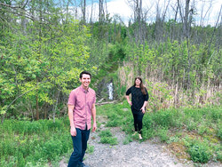 André Fortin et Marianne Strauss devant l’une des futures entrées du parc de la Forêt-Boucher.