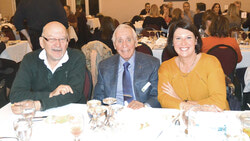 Lors de la levée de fonds du club optimiste d’Aylmer au profit de Leucan, président Raymond Pitre est assis entre Jim Shea, président du Quebec Community Groups Network et France Belisle, directrice générale de Tourisme Outaouais,
le 4 novembre au club de golf Kingsway.	Photo: Lily Ryan