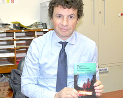 Auteur local 
Didier Périès : 
Mystères à Natagamau. Sur la voie du sang  





Didier Périès, le chroniqueur de longue date du Bulletin d’Aylmer, célèbre la publication du troisième et dernier volume de sa série Mystères à Natagamau. Il s’intitule: Sur la voie du sang.
Une fiction policière qui se déroule dans le Nord québécois, La Voie du sang est la suite directe des derniers volumes de Mystères à Natagamau, soit Opération Clandestino, publié en 2013, et Le secret du borgne, publié en 2016.
Cette fois, les protagonistes, Erika, Olivia, Adam et Œil d’Aigle, font face  aux réalités des communautés du Grand Nord canadien. Conflits politiques, enjeux identitaires, violence, mystère et intrigue sont à l’appel  lorsqu’ils  enquêtent sur la disparition d’une adolescente, Sandra Lavallée, la nièce du chef de bande de Natagamau. 
M. Périès explique que Mystères à Natagamau découle d’une histoire qu’il racontait à ses filles et il se dit  satisfait du résultat final.
« L’histoire a bien certainement changé depuis. Je ne compterais pas nécessairement cette version de l’histoire à mes filles, mais la volonté de mettre en scène des personnages féminins vient certainement de là. Mon plan après la publication du premier roman était de dépeindre une année au complet de la vie de ses personnages et c’est maintenant fait. »
« L’histoire a un peu d’action, un peu d’amitié, un peu de romance, un peu de drame et de suspense, bref tout ce qui rend notre vie excitante. Je crois fermement qu’en matière d’action et de dénouement émotif, La Voie du sang met bien la boucle à ce récit. », indique l’écrivain.
Originaire de Toulouse, en France, M. Périès est enseignant, en plus d’être  chroniqueur et écrivain. Chargé de cours à l’Université du Québec en Outaouais, il enseigne les théories de la critique littéraire aux étudiants en 2e et 3e années de baccalauréat en plus d’enseigner le français, la littérature et la philosophie au prestigieux Ashbury College de Rockliffe, en Ontario.
Écrivain a l’horaire rempli et à la plume rapide,  il dit écrire majoritairement lors de ses vacances estivales et de Noël, passant la majorité du reste de l’année à prendre des notes et à organiser ses pensées littéraires. 
Amateur des écrivains classiques français comme Victor Hugo, Alexandre Dumas et Honoré de Balzac, M. Périès a exprimé sa volonté de dépeindre des histoires réalistes, au service de l’histoire, qui mettent en récit des personnages humains.
En entrevue avec le Bulletin, M. Périès avait ceci à dire au sujet de la différence entre écrire une chronique et une histoire fictive: « La chronique, c’est un portrait plus contraignant et factuel de la réalité, tandis que la fiction, c’est un désir et la possibilité de faire connaître et valoir sa vision de la réalité, de la société et de l’humain à travers un véhicule qui est moins contraignant et plus accrocheur que la réalité. Après tout, qui n’aime pas une bonne histoire? ». 
« Ma pratique de l’écriture s’appuie sur celle de Stephen King. Je ne commence pas par l’idée de faire passer un message ou de faire connaître mes philosophies, je veux simplement écrire une bonne histoire engageante et le reste en découlera. » a-t-il ajouté.
Dans son prochain roman, M. Périès compte se lancer dans un récit sportif qui dépeint une jeune immigrante qui doit tenter de trouver sa place dans sa société d’accueil grâce à la pratique du rugby.
« Mon prochain roman est un défi que je me suis lancé. Depuis longtemps, j’ai le désir d’écrire sur l’immigration et sur le rugby. Je veux raconter une histoire inspirée par l’actualité qui étudie la mémoire distante, les souvenirs récents et la pensée présente d’un personnage. »
M. Périès indique que l’écriture de cette nouvelle œuvre en est aux étapes préliminaires et qu’il compte s’y consacrer davantage lorsque son emploi lui permettra de le faire.
Didier Périès pose avec son roman dans les bureaux du Bulletin d’Aylmer. 
Photo : Nicolas Sabourin