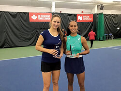 Mélodie Collard a remporté le Challenger de Saguenay en double avec la Canadienne Leyla Annie Fernandez. 
Crédit : courtoisie