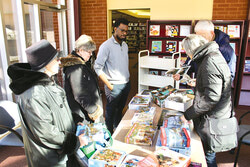 Les gens ont pu échanger leurs casse-têtes à la bibliothèque. 
Photo: Charles Fontaine