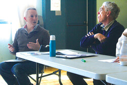Mike Duggan a participé à l’assemblée générale annuelle de l’Association des résidents de Deschênes (ARD) au centre communautaire André-Touchet, le 7 mars dernier. Sur la photo, M. Duggan s’adresse aux participants lors d’une séance de questions et réponses aux côtés du président de l’ARD, Howard Powles. Photo : J-D Potié