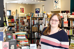 Claudia Legault-Dallaire a rouvert sa librairie le 4 mai. photo: Charles Fontaine