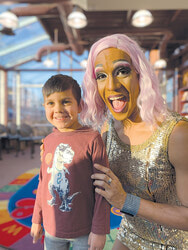 Quentin Zalera, quatre ans, avec 
la « drag queen » Barbada, suite à l’heure de conte avec un travesti, à la bibliothèque Lucy-Faris, le 23 novembre.