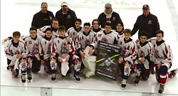 Légende de la photo : Le 16 février dernier, les Éclairs du Midget A Aylmer se sont inclinés 6-2 en finale du tournoi provincial Midget-Junior 2020 à Fleurimont, au Québec. Sur la photo, l’équipe se rassemble pour une photo de groupe avec la bannière des finalistes.
Photo : Midget A Aylmer Éclairs