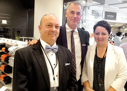 Le directeur du marketing du Bulletin d’Aylmer Daniel Lacasse et la consultante en publicité Caroline Portelance en compagnie de Peter Simons (centre) à l’ouverture du magasin Simons, le 13 août. 
Photo : Bulletin