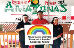 Dianna Vargas, Mark Vargas, gérant du restaurant péruvien Amazonas, et Georgina Vargas Lopez posent pour une photo dans le cadre de la campagne de soutien COVID-19 « Ça va bien aller » en mars. Photo : Restaurant péruvien Amazonas.