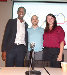Le député d'Hull-Aylmer, Greg Fergus et Jean-Maxime Lemerise et Marion Mauin de la compagnie MOBI-O      Photo: Hélène Périers